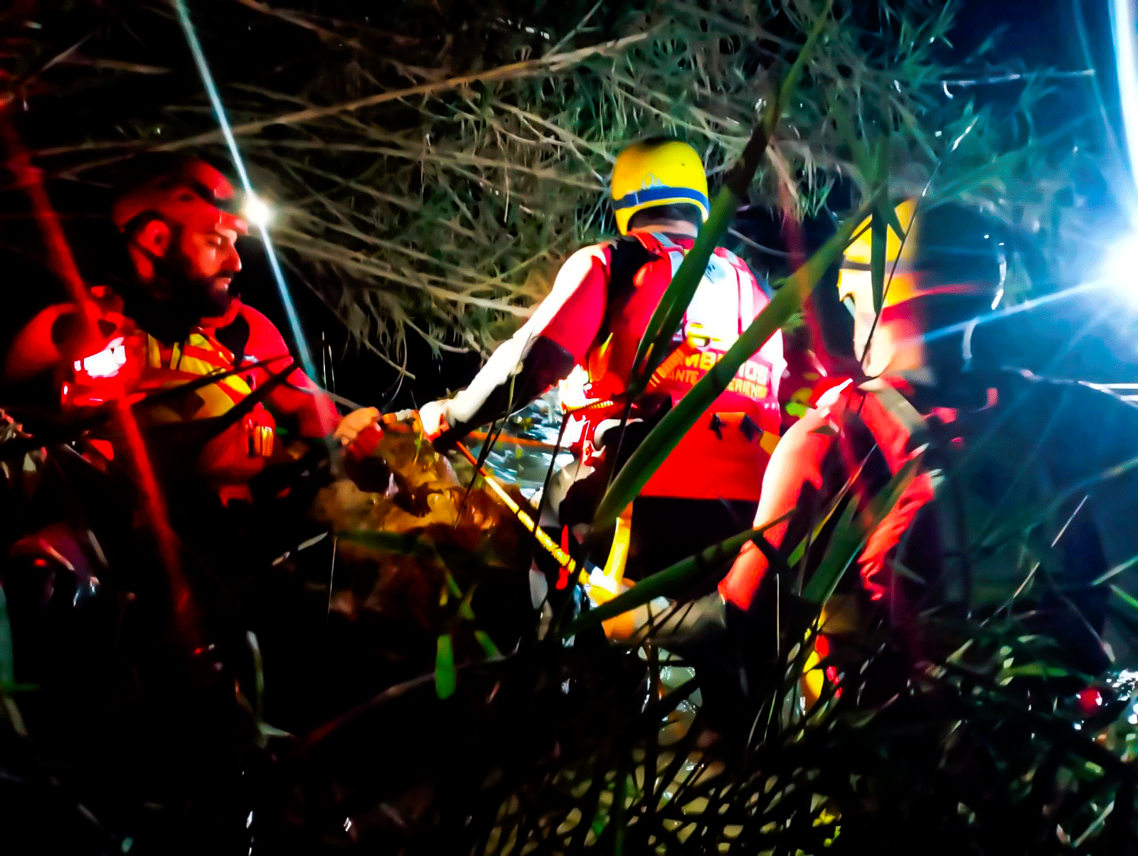 Rescate nocturno en ambientes acuáticos durante un curso de rescate en inundaciones