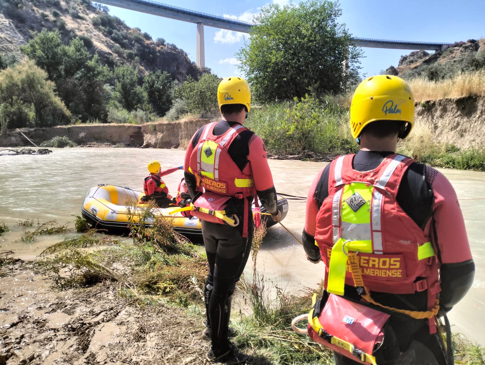 Navegando el río genil con embarcaciones de rescate para bomberos y unidades de rescate